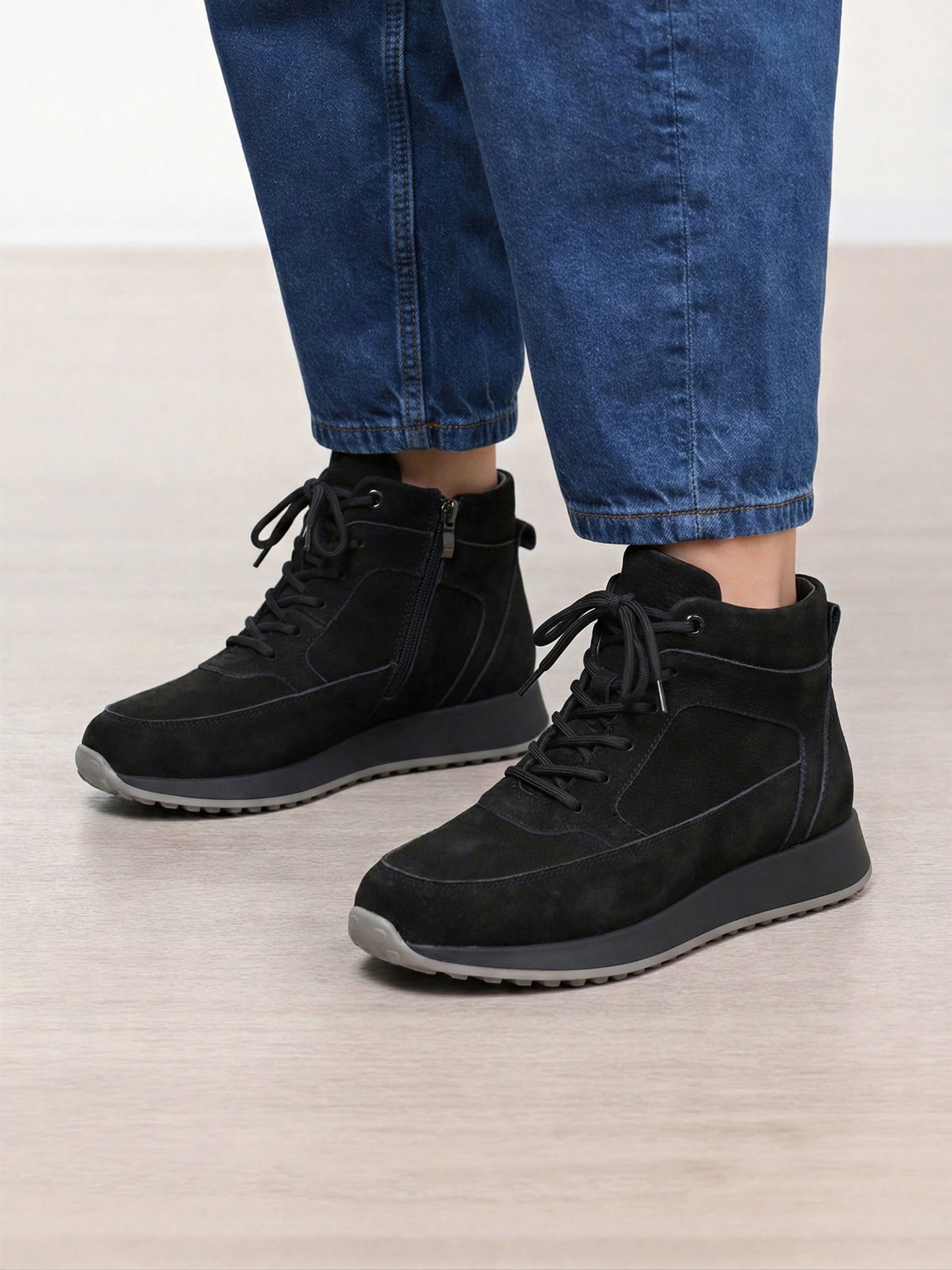 Кроссовки утепленные черного цвета на низкой подошве